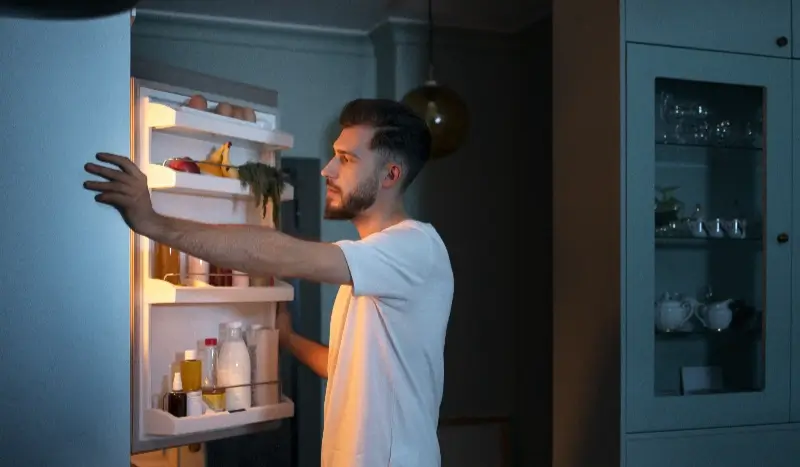 O que fazer com a geladeira vazando em casa?