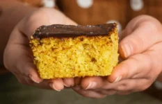 Aprenda a receita do bolo de cenoura clássico