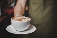 Como fazer um capuccino caseiro e cremoso em menos de 10 minutis